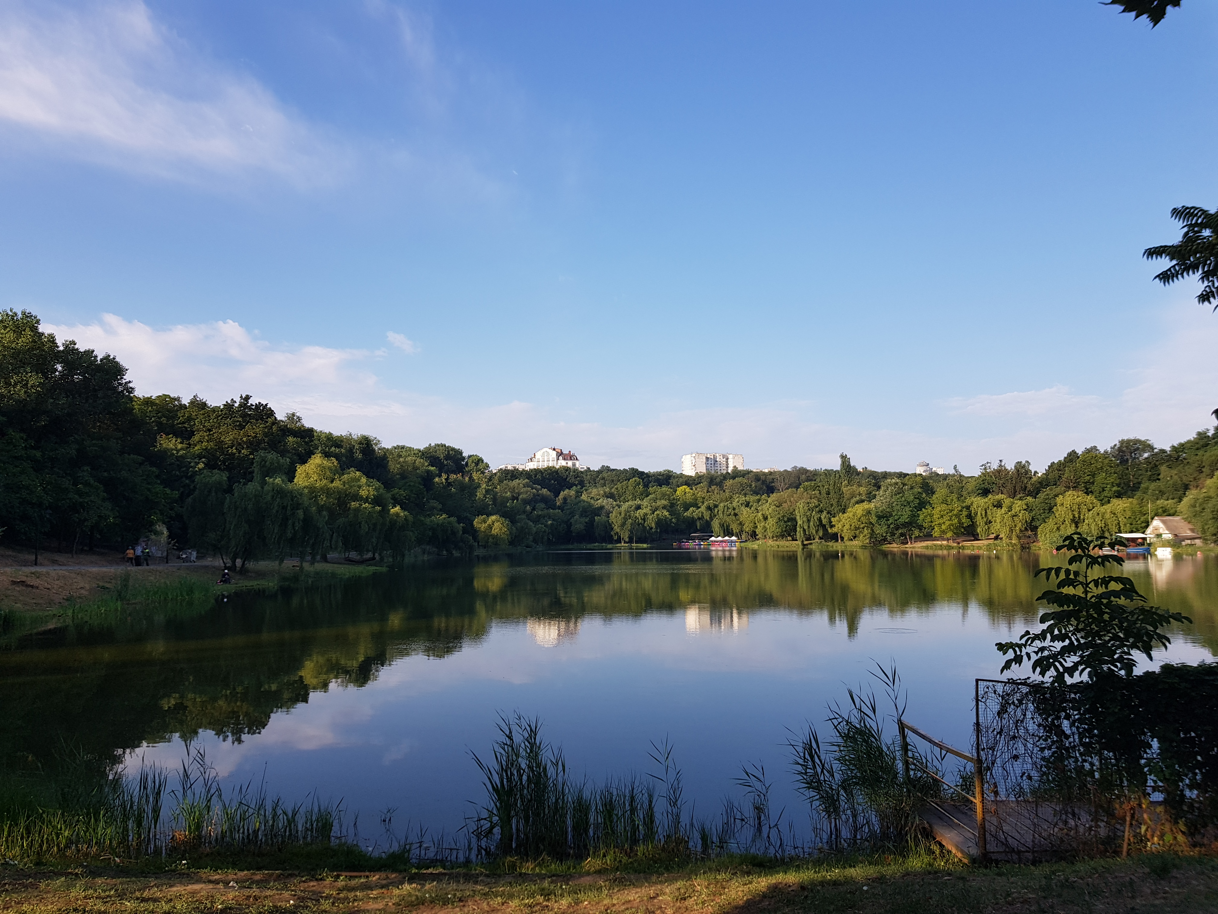 Parcul Valea Trandafirilor (Rose Valley Park) - Vedere principală cu lac în Chișinău, Republica Moldova