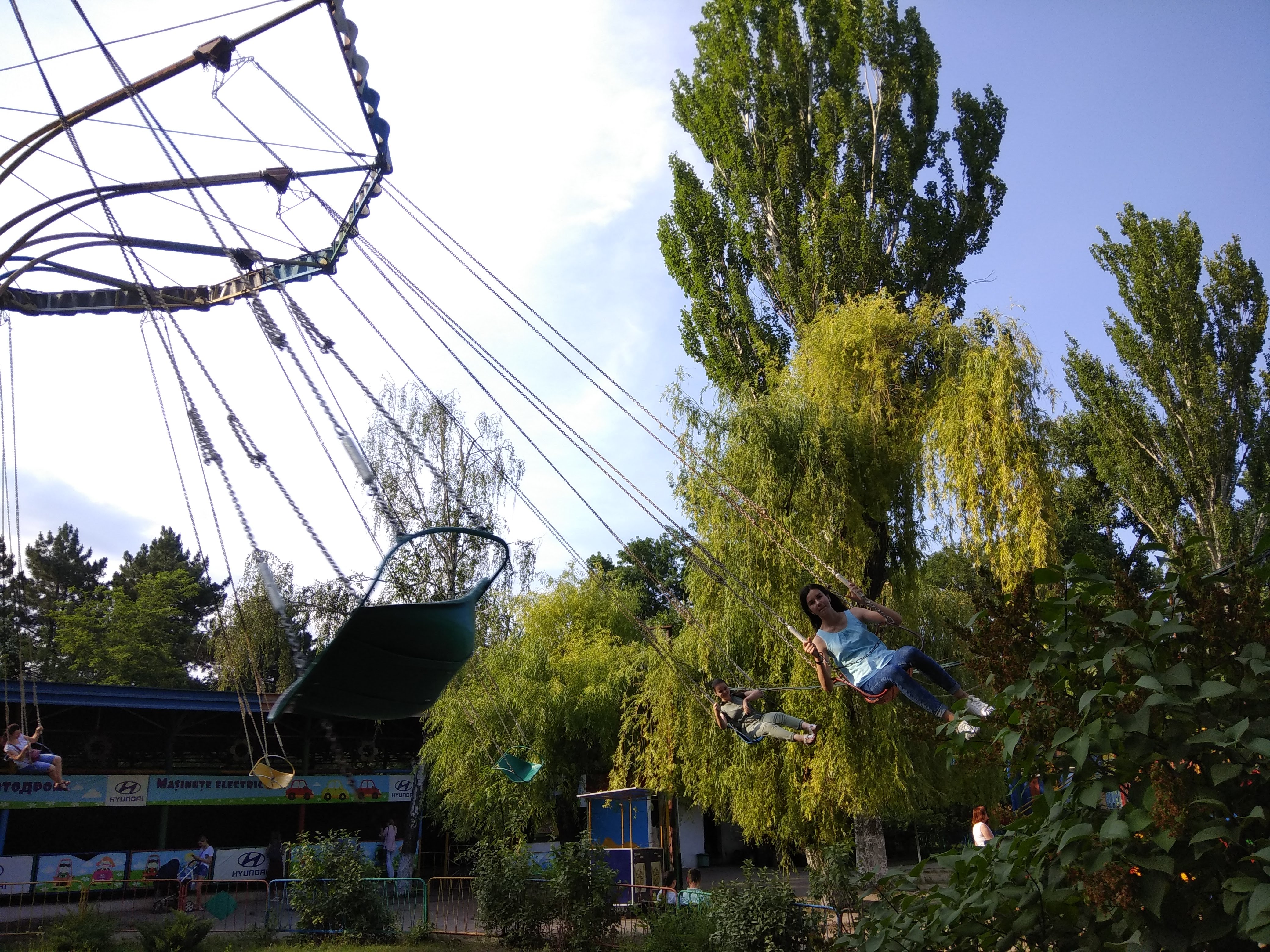 Balansoar-rotativ — Rose Valley Park (Parcul Valea Trandafirilor), Chișinău, Republic of Moldova