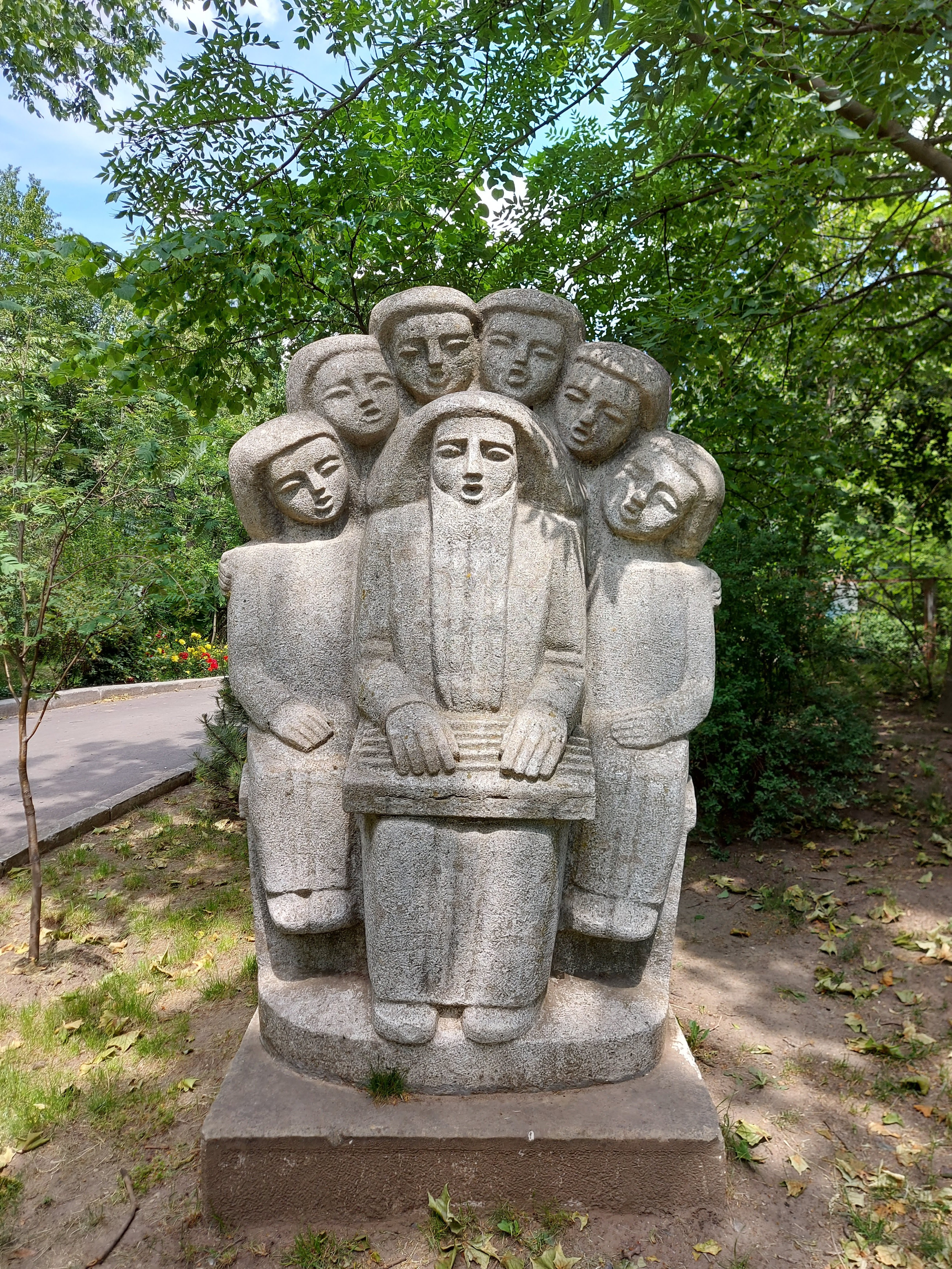 Sculptura Memorialului Victimelor Cernobîlului — Rose Valley Park (Parcul Valea Trandafirilor), Chișinău, Republic of Moldova