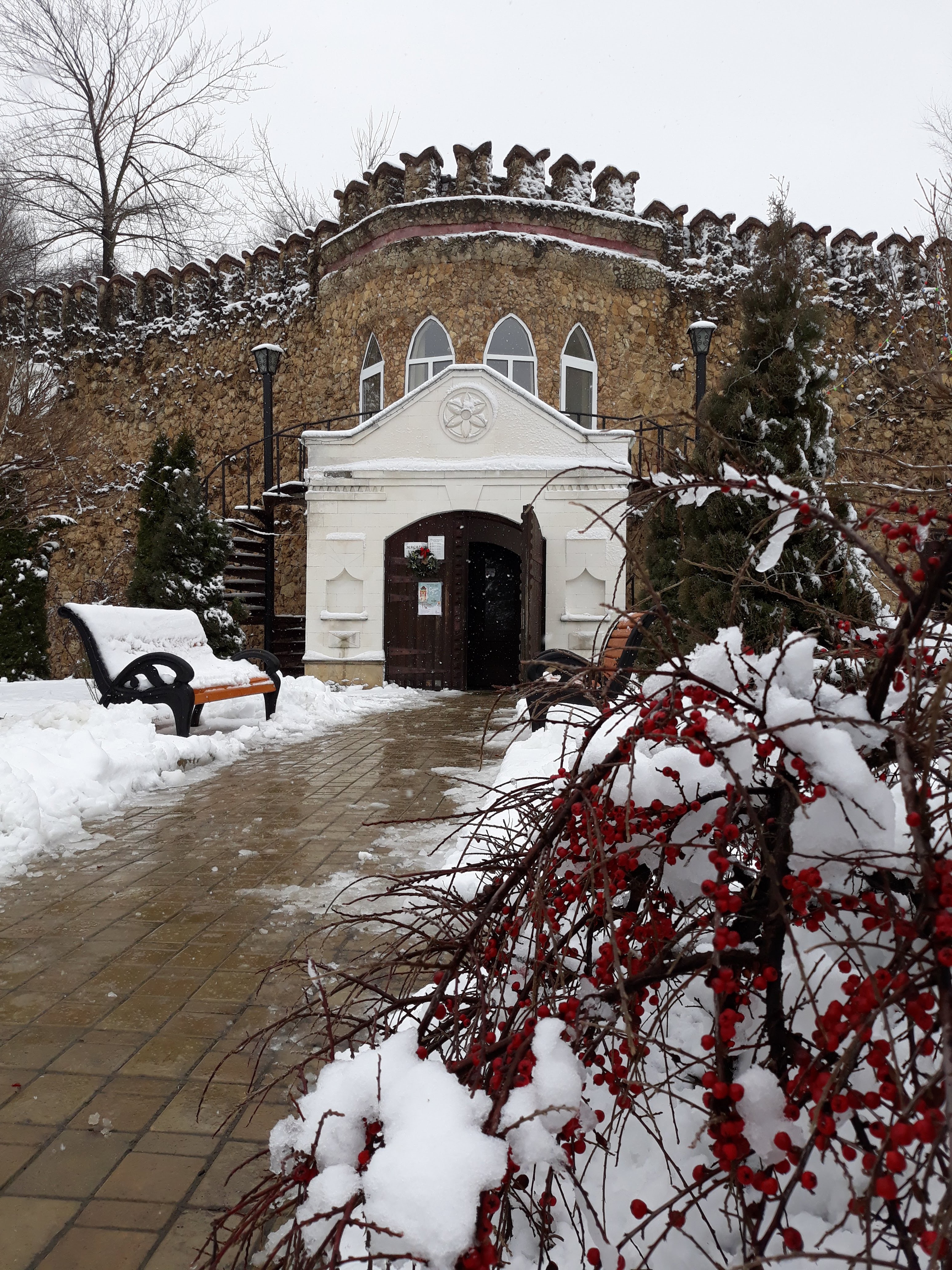 Clădire de piatră istorică iarna — Rose Valley Park (Parcul Valea Trandafirilor), Chișinău, Republic of Moldova